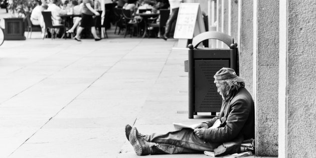 Ordinanze anti-mendicanti: di chi è lo spazio pubblico?